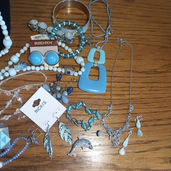 Vintage Light Blue and Gold Women's Bracelet Lot - Picture 6 of 10